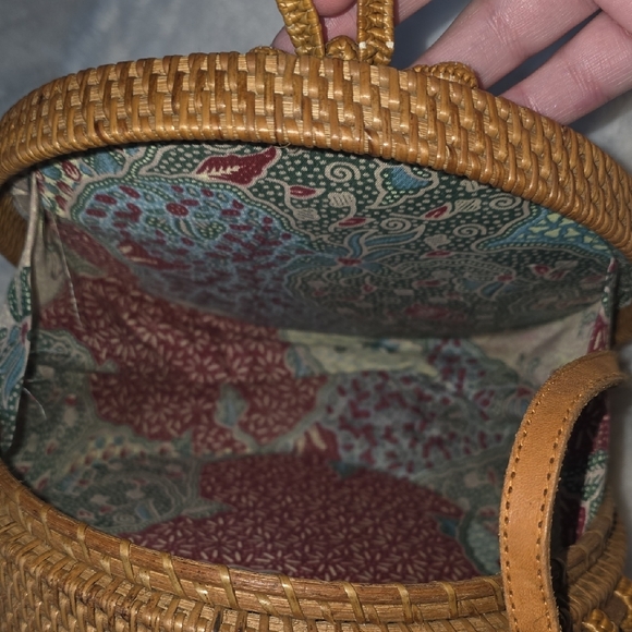 Source Unknown Small Handcrafted Tan Rattan Crossbody Bag ✨️GOOD CONDITION✨️ - Picture 7 of 9